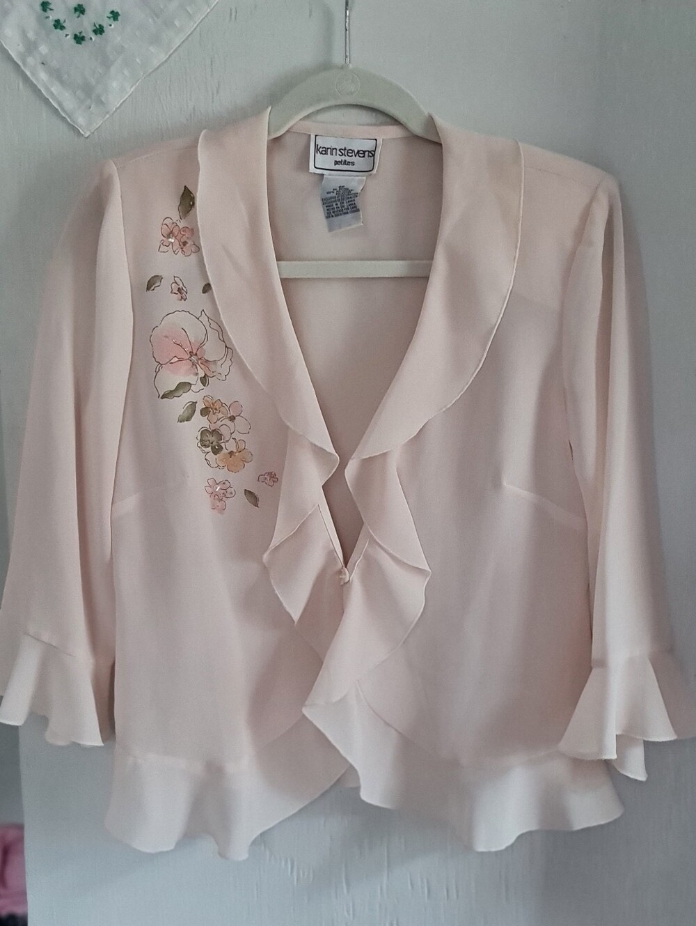 DONATING SOON Elegant Karen Stevens Pale Oatmeal Ruffle Floral Blazer